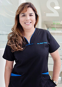 Picture of Dr. Liz Peralta, D.D.S., of the Dental Center of Costa Rica, San Jose, Costa Rica.  The dentist is standing and smiling at the camera.